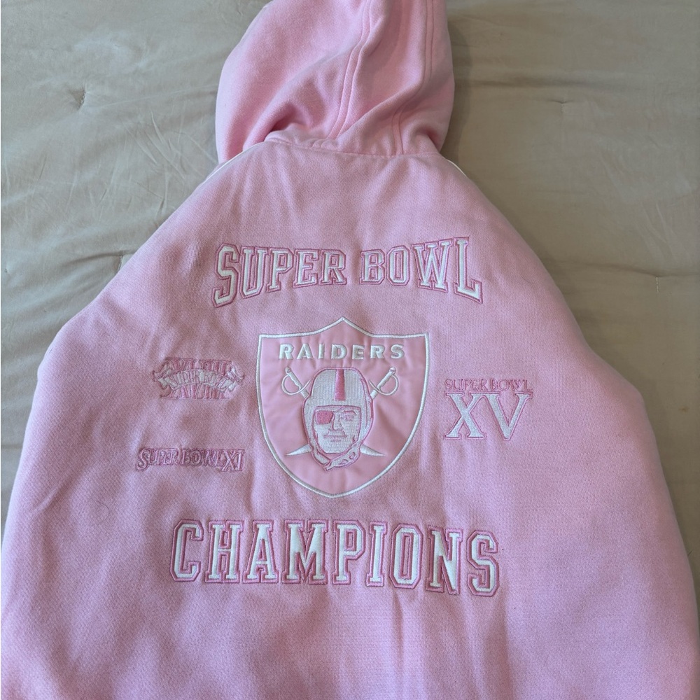 NFL Raider’s Super Bowl Champions Puffer Jacket - Picture 4 of 6